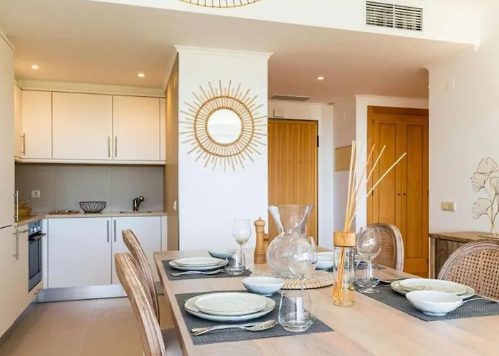 Snazzy Varandas Do Castelo - One Bedroom Sleeps 2 Person Apartment *