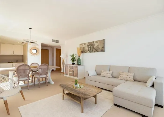 Snazzy Varandas Do Castelo - One Bedroom Sleeps 2 Person Apartment *