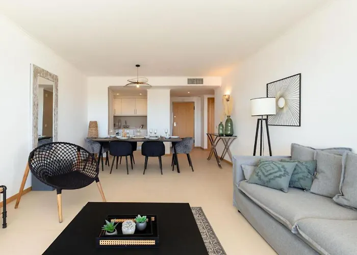 Snazzy Varandas Do Castelo - One Bedroom Sleeps 2 Person Apartment *