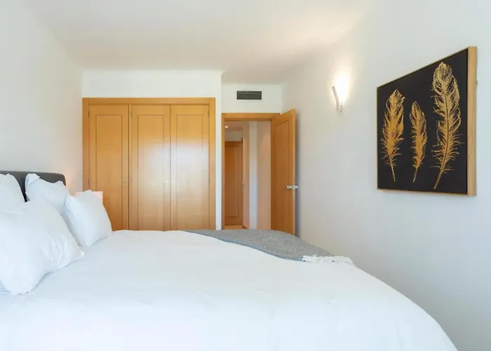 Snazzy Varandas Do Castelo - One Bedroom Sleeps 2 Person Apartment *