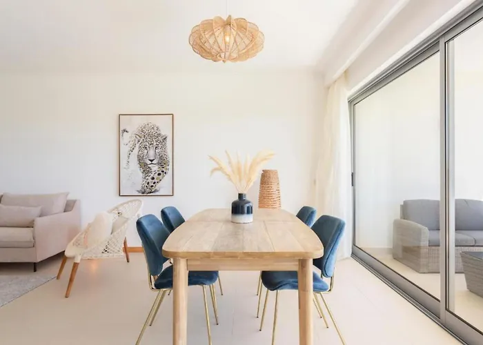 Snazzy Varandas Do Castelo - One Bedroom Sleeps 2 Person