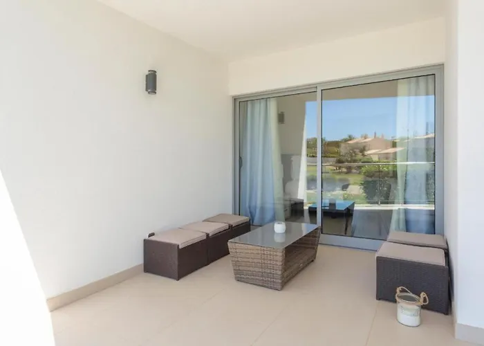 Snazzy Varandas Do Castelo - One Bedroom Sleeps 2 Person Apartment *