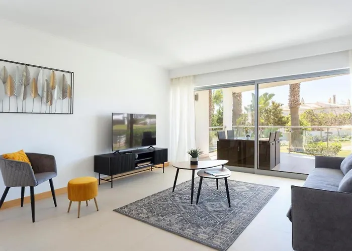 Snazzy Varandas Do Castelo - One Bedroom Sleeps 2 Person Apartment