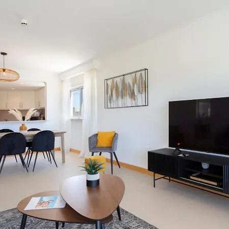 Snazzy Varandas Do Castelo - One Bedroom Sleeps 2 Person Αλμπουφέιρα